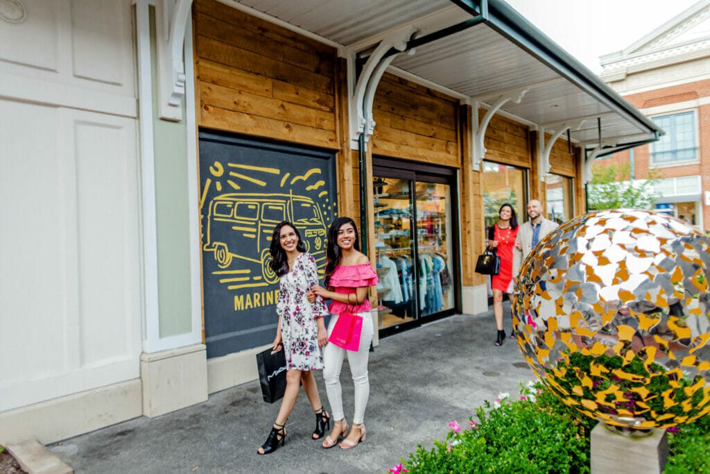 People shopping at Easton Town Center