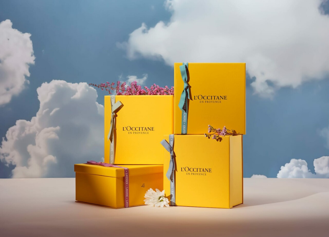 Cloudy backdrop with yellow boxes with ribbons display