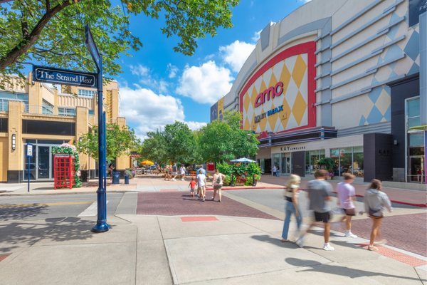 Guests shopping outside at Easton.