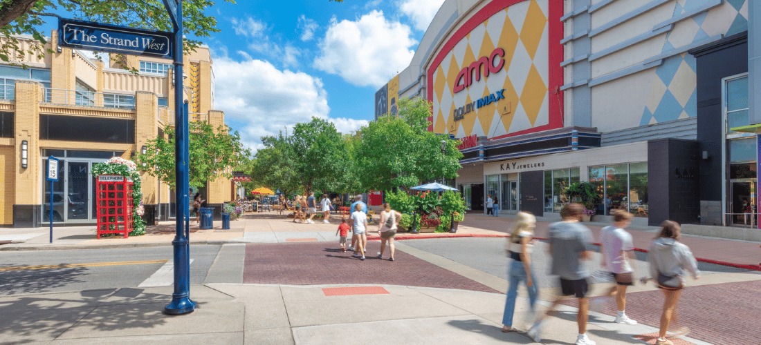 Guests shopping outside at Easton.